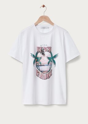In bad met een t-shirt